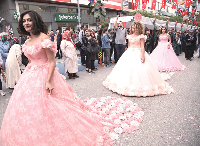 장미축제 개막 퍼레이드에 등장한 장미꽃 웨딩드레스의 신부.