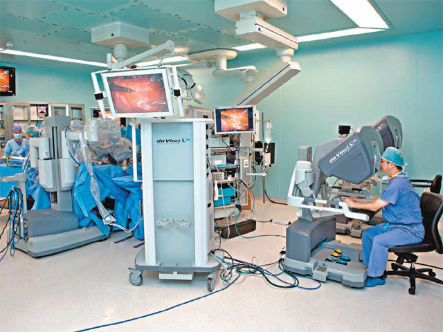 정병창 삼성서울병원 비뇨의학과 교수(오른쪽)가 방광암 환자를 로봇으로 수술하고 있다. 특히 방광을 적출하는 수술은 난도가 높아 적게는 2시간에서 많게는 8시간까지 소요된다. 삼성서울병원 제공