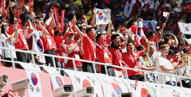 6월 18일 러시아 니즈니노브고로드 스타디움을 찾은 붉은악마들이 소리 높여 한국을 응원하고 있다. [동아DB]