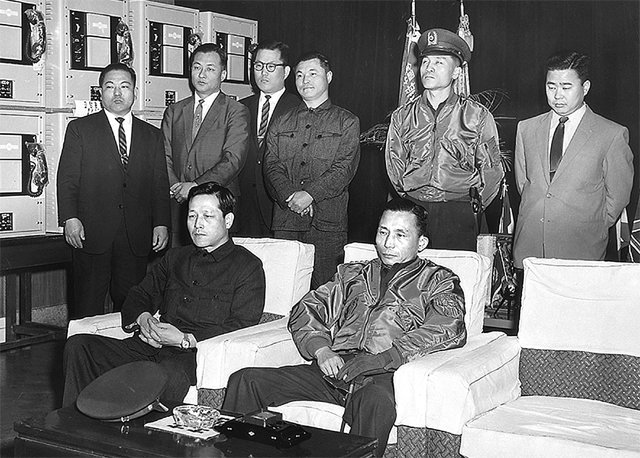 박정희 옆에 JP 박정희 전 대통령(앞줄 오른쪽)이 1962년 1월 20일 서울 태평로 국회별관에 있는 중앙정보부를 시찰하고 있다. 당시 초대 중정부장이던 JP가 박 전 대통령과 나란히 앉아 보고를 받고 있다.