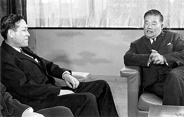 대일 청구권 담판 1962년 11월 당시 중앙정보부장이던 JP가 오히라 마사요시 일본 외상과 만나 대일 청구권 협상을 위한 대화를 나누고 있다. 두 사람은 회동 후 이른바 ‘김-오히라 메모’를 작성했다. 운정재단 제공