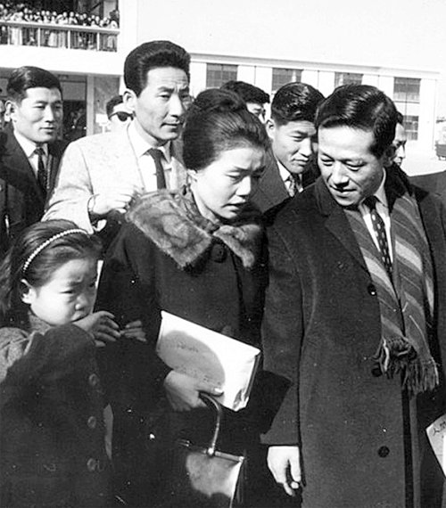 제1차 외유 JP(오른쪽)가 1963년 2월 25일 부인 고 박영옥 여사, 딸 예리 씨와 김포공항에서 ‘자의 반, 타의 반’ 발언으로 유명해진 제1차 외유를 떠나고 있다.