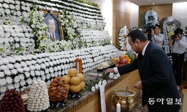 이완구 전 국무총리가 24일 오전 서울 송파구 서울아산병원에 마련된 故 김종필 전 국무총리의 빈소를 찾아 조문하고 있다. 사진공동취재단