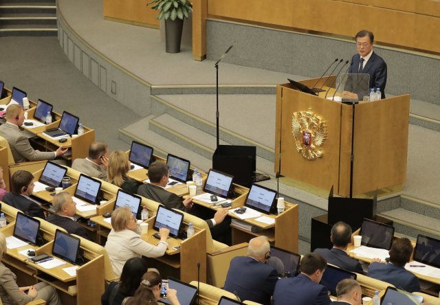 러시아 국빈 방문한 문재인 대통령이 21일 오후(현지시간) 하원의회를 찾아 연설을 하고 있다.