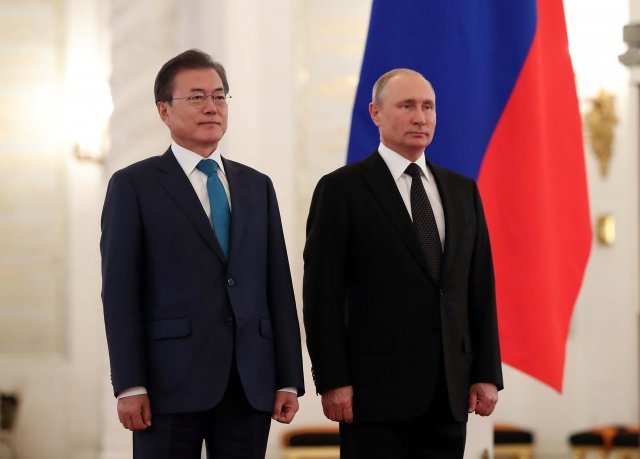 문재인 대통령과 푸틴 러시아 대통령이 참석한 가운데 22일 러시아 모스크바 크렘린 대궁전에서 공식환영식이 열리고 있다.