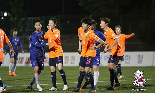 창녕 WFC(주황색 유니폼)와 화천 KSPO의 경기 장면. 사진제공｜한국여자축구연맹