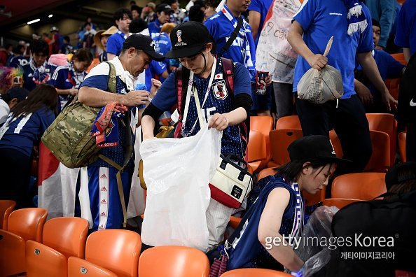일본 축구팬들이 경기가 끝난 후 주변을 정리하고 있는 모습. 사진=게티이미지코리아