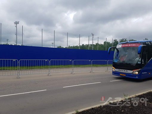 독일 선수단이 탑승한 버스가 2018러시아월드컵에서 베이스캠프 훈련장으로 사용하는 모스크바 근교의 CSKA모스크바 스포츠베이스 입구로 향하고 있다. 파란색 장막으로 모든 훈련장 주변이 가려져 있을 정도로 보안이 철저하다. 남장현 기자 yoshike3@donga.com