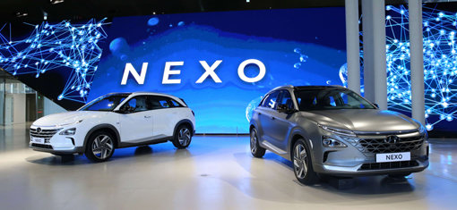 현대자동차가 차세대 수소전기차로 공개한 넥쏘(NEXO). 정부는 민관 합동으로 수소차 시장 선점을 위해 2022년까지 2조6000억원을 투자해 3800개의 일자리를 창출하기로 했다. 이 기간 수소차를 1만6000대 보급하고, 수소충전소를 310기 설치하겠다는 목표다. 사진제공｜현대차