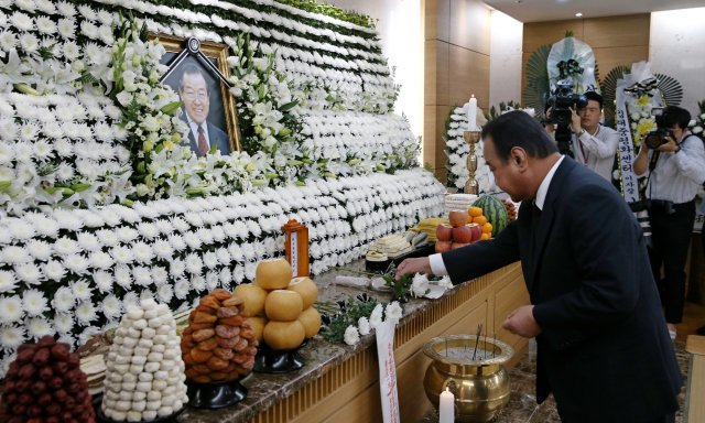 이완구 전 국무총리가 24일 오전 서울 송파구 서울아산병원에 마련된 故 김종필 전 국무총리의 빈소를 찾아 조문하고 있다. 사진공동취재단