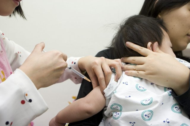 한 대학병원에서 12개월 된 아이가 일본뇌염백신을 접종받고 있다. 동아일보DB