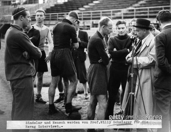 1935년 당시 오스트리아와 스코틀랜드의 경기가 시작되기 전에 오스트리아 축구대표팀인 마티아스 진델라와 월터 나우쉬가 기자의 인터뷰를 받는 모습. 사진=게티이미지코리아