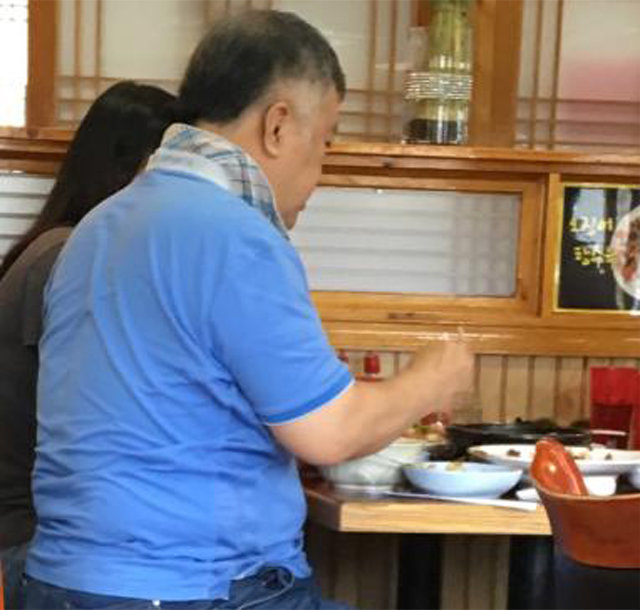 이인규 전 대검찰청 중앙수사부장이 미국 버지니아주 애넌데일의 한 중국음식점에서 가족들과 식사하는 모습이 19일 포착됐다. 사진 출처 미시USA 커뮤니티