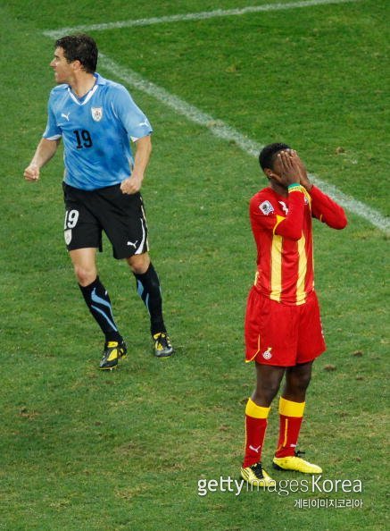 지난 2010남아공월드컵 당시 우루과이와의 8강전에서 페널티킥을 실패한 가나 축구대표팀 아사모아 기안(오른쪽). 사진=게티이미지코리아