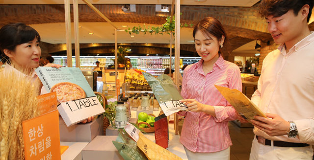 5월 현대백화점 압구정본점을 찾은 홍콩 이온백화점 바이어(오른쪽)와 현대백화점 바이어가 현대백화점의 프리미엄 가정간편식 원테이블 매장을 둘러보고 있다. 원테이블 상품은 28일부터 판매될 예정이다. 현대백화점 제공