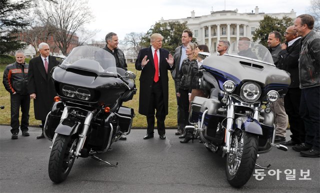 지난해 2월 2일 도널드 트럼프 미국 대통령(가운데)이 매슈 레바티치 할리데이비슨 회장(왼쪽에서 세 번째)과 백악관 앞에서 만났을
 때의 모습. 트럼프 대통령은 이날 “미국 기업과 미국 노동자들을 위해 애쓸 것”이라고 말했다. 동아일보DB