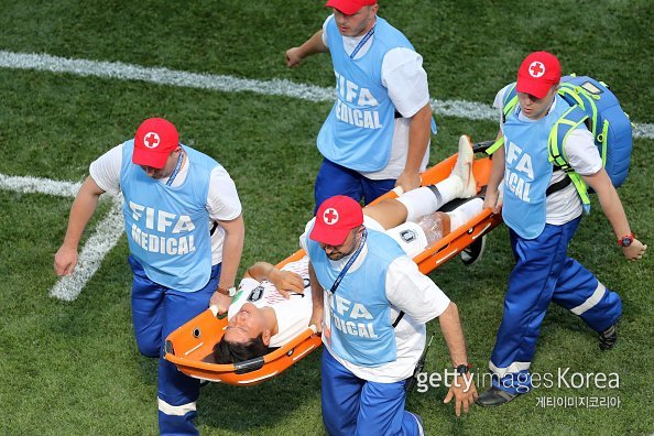 대한민국 축구대표팀 박주호가 부상으로 들 것에 실려 나가는 모습. 사진=게티이미지코리아