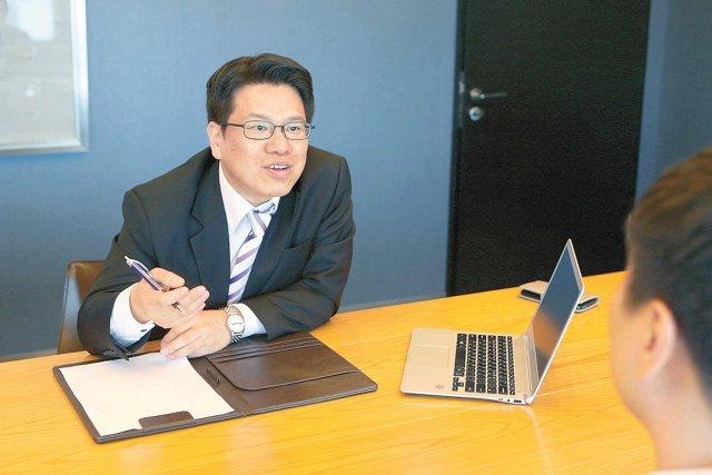 이덕수 한화생명 FA지원팀 부동산 전문가(왼쪽)가 고객과 부동산 상담을 하고 있다. 한화생명 제공