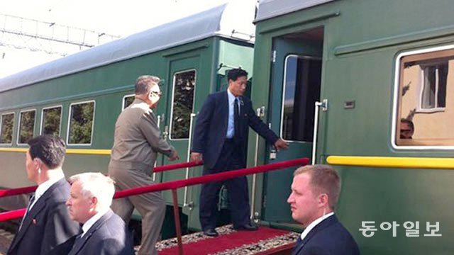 2011년 8월 생애 마지막 해외 방문길에 오른 김정일 북한 국방위원장이 러시아 아무르주를 시찰한 뒤 난간이 있는 경사판을 걸어 전용열차로 힘겹게 다시 오르고 있다. 동아일보DB