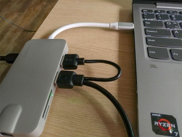 USB 허브는 기본적으로 단자 하나와 연결하는 방식이기 때문에 여기에 USB 단자 두 개를 모두 연결하면 전력이 부족할 수 있다(출처=IT동아)