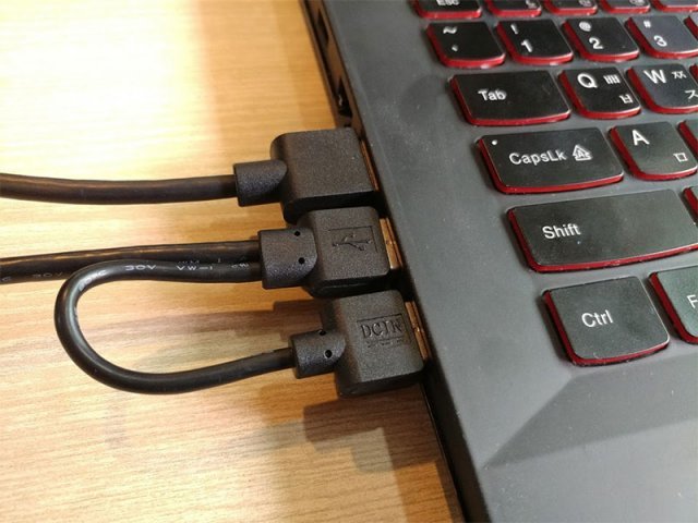 사용을 위해서는 HDMI 단자와 USB 단자가 필요하며, USB 단자의 경우 보조전원 케이블까지 연결해주는 것이 좋다(출처=IT동아)