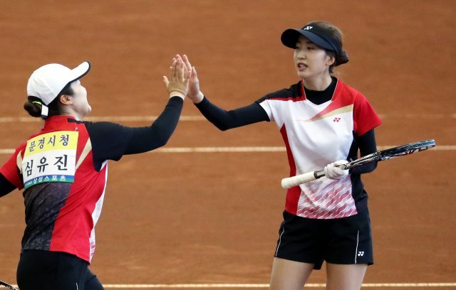 문경시청 송지연(오른쪽)과 심유진.