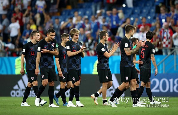 크로아티아 축구대표팀 선수들이 2018러시아월드컵 조별리그 D조 3차전 아이슬란드와의 경기에서 승리한 후 팬들에게 화답하고 있는 모습. 사진=게티이미지코리아