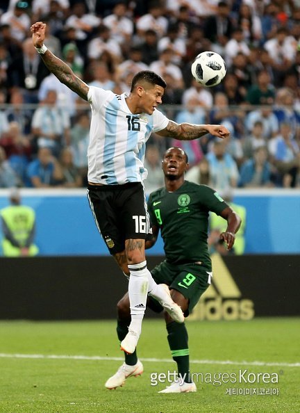 아르헨티나 축구대표팀 수비수 마르코스 로호가 헤딩으로 볼을 걷어내려 했지만 공은 왼팔에 닿아버렸다. 사진=게티이미지코리아