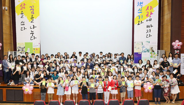 대구 학생 저자들이 20일 시교육청에서 열린 출판기념회에서 자신이 쓴 책을 들고 기념사진을 찍고 있다. 시교육청의 학생 책 쓰기 교육은 올해로 10년째를 맞았다. 대구시교육청 제공