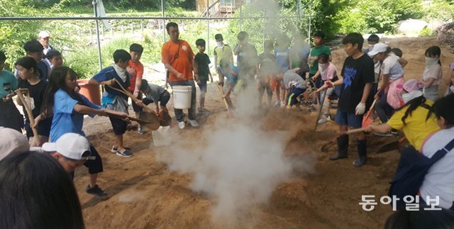 아이들은 
뜨겁게 달군 돌을 넣은 구덩이에 물을 붓고 흙을 덮어 증기로 음식을 쪄 내는 전통 방식인 ‘삼굿구이’로 밭에서 직접 캔 감자를 쪄
 먹기도 했다. 단양=손가인 기자 gain@donga.com