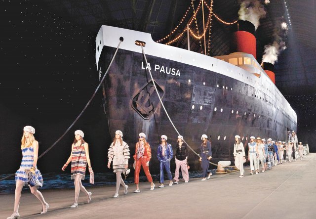 곧 출항할 크루즈 여객선을 미술관 안에 그대로 옮겨온 샤넬의 ‘2018·19 크루즈 컬렉션’ 런웨이.