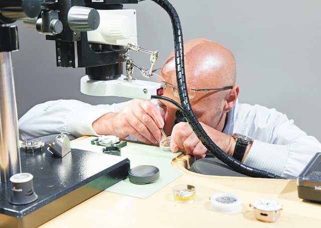 블랑팡 전문 시계공이 직접 시계 제작 과정을 선보이는 모습. 블랑팡 제공
