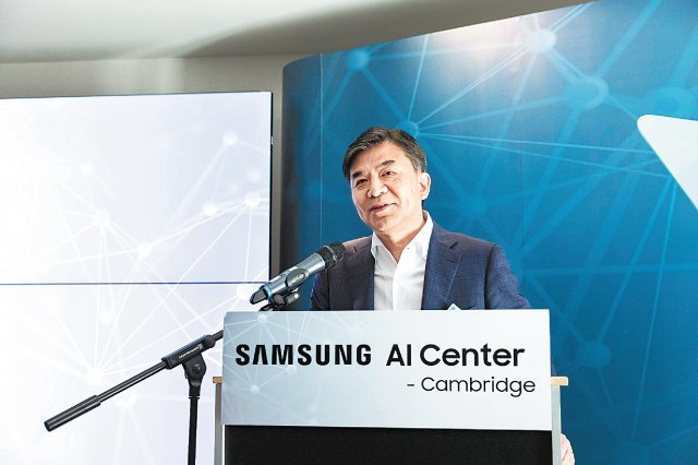지난달 영국 케임브리지 AI 센터 개소식에서 삼성 리서치 소장을 겸임하고 있는 김현석 CE 부문 대표이사가 환영사를 하는 모습.