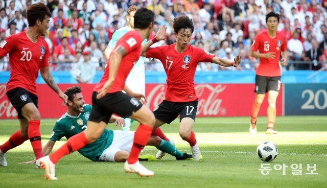 27일 러시아 카잔 아레나에서 열린 2018 러시아월드컵 F조 한국-독일 3차전에서 한국이 독일의 공격을 막아내고 있다. 카잔=최혁중 기자 sajinman@donga.com