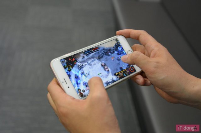 < 인터뷰 도중 회의실 바닥을 배경으로 AR 리플레이를 시연했다 >(출처=IT동아)