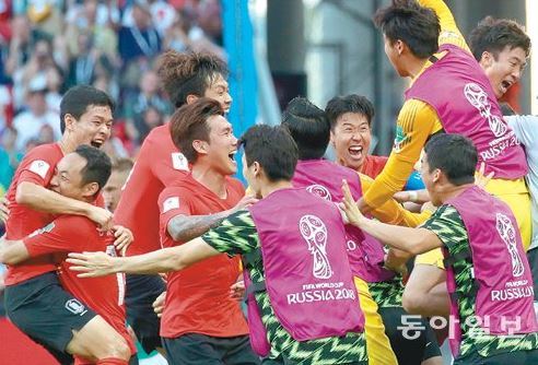 한국 축구대표팀 선수들이 28일 ‘디펜딩 챔피언’ 독일을 2-0으로  꺾은 뒤 감격 어린 표정으로 일제히 얼싸안고 있다. 카잔=최혁중 기자 sajinmin@donga.com