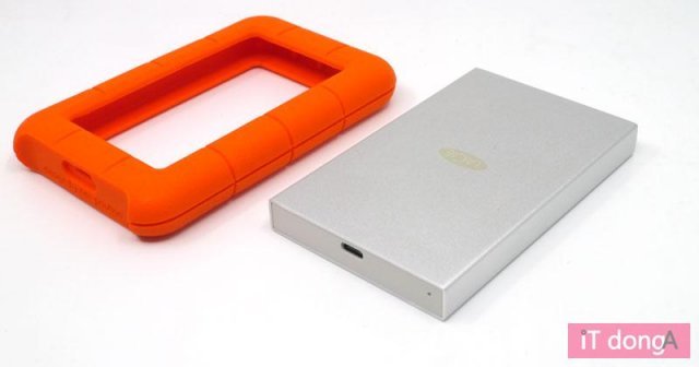 실리콘 커버를 벗긴 모습(출처=IT동아)