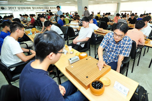 세계 각국의 프로·아마 고수들이 격돌하는 삼성화재배 통합예선이 7월2일 스물세 번째 포연을 내뿜는다. 올해는 역대 최다인 383명이 출전한다. 사진은 지난해 한국기원에서 열린 통합예선 전경. 사진제공｜삼성화재