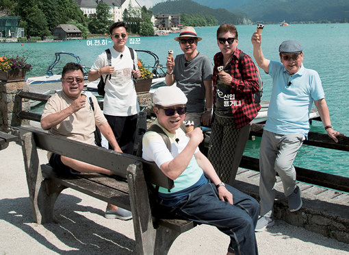 꽃보다 매력적인 ‘할배들’이 온다. 이순재 신구 박근형 백일섭이 다시 배낭을 메고 동유럽으로 향했다. 이번 시즌에 새롭게 합류한 김용건의 모습이 궁금증을 일으키는 가운데 이서진은 또다시 ‘짐꾼’ 역을 맡았다. 사진제공｜tvN