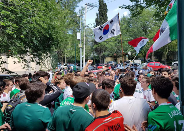 27일(현지 시간) 멕시코 국민들이 멕시코시티 한국대사관 앞에 몰려와 태극기와 멕시코 국기를 들고 환호하고 있다. 교민 하혜영 씨 제공