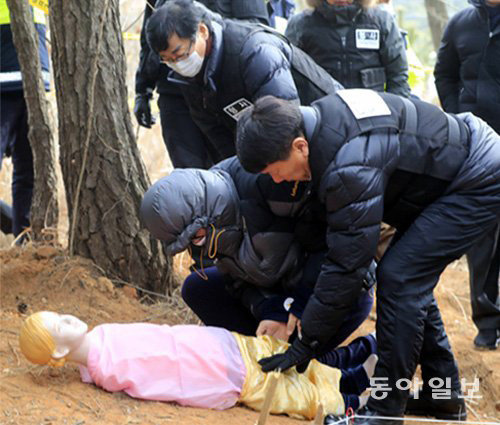 준희 양 아버지 고모 씨가 현장검증에서 마네킹을 가지고 준희 양 시신을 땅에 묻는 상황을 재연하고  있다. 사진=동아일보DB