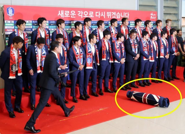 축구대표팀이 29일 인천공항 입국 환영행사 중 베개와 계란이 날아들자 당혹스러워 하고 있다. 인천=장승윤 기자