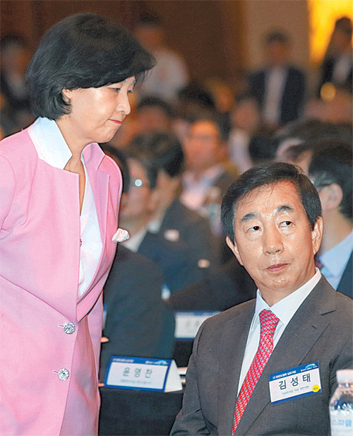 엇갈린 시선 더불어민주당 추미애 대표가 29일 서울 중구 롯데호텔에서 열린 ‘2018 한반도 평화 
심포지엄’에서 축사를 하기 위해 단상으로 나갈 때 옆자리의 자유한국당 김성태 대표권한대행 겸 원내대표가 딴 곳을 보고 있다. 두 
사람은 이날 다소 서먹해 보였지만 악수를 나누기도 했다. 국회사진기자단