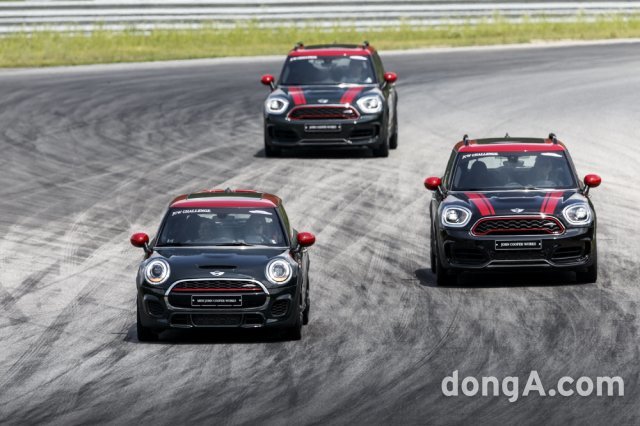 뉴 MINI JCW 컨트리맨이 강원도 인제스피디움 서킷을 달리고 있다. MINI 제공