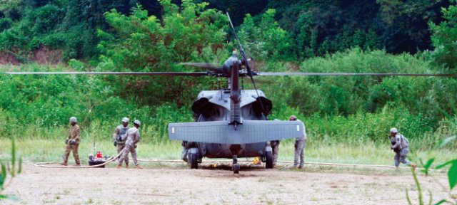 경기 파주시 접경지역에서 한미 을지프리덤가디언(UFG) 연습에 참가한 미군 블랙호크 헬기가 이륙하고 있다. [뉴시스]