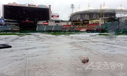 1일 인천 SK행복드림구장에서 열릴 예정이던 ‘2018 신한은행 마이카 KBO리그’ SK 와이번스와 LG 트윈스의 경기가 우천으로 순연됐다. 이날 인천 지역은 장맛비로 인해 하루 종일 비가 내렸다. 김민성 기자 marineboy@donga.com