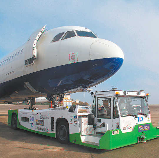 공항을 중심으로 각종 로봇기술이 속속 도입되고 있다. 이스라엘항공우주산업이 개발한 항공기 견인용 자율주행 로봇 ‘택시봇’. 이스라엘항공우주산업 제공