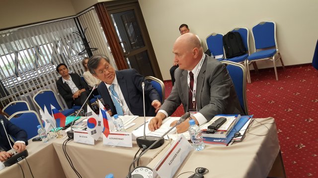 백주현 전 카자흐스탄 대사(왼쪽)와 알렉산더 미나예프 전 주북한 러시아대사관 참사관
