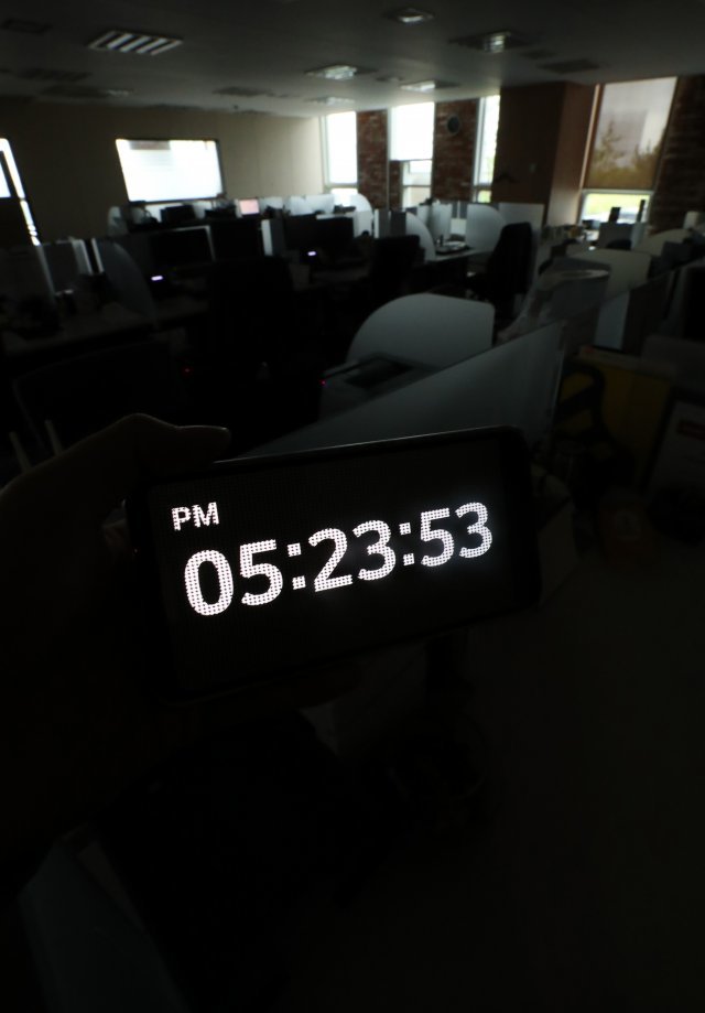 주 52시간 근무제가 시행된 첫 날인 2일 오후 5시23분 서울의 한 기업 사무실의 모습. 이 기업은 5시부터 퇴근을 시작하고 5시 30분 모든 컴퓨터의 전원이 자동으로 꺼진다. 최혁중 기자 sajinman@donga.com
