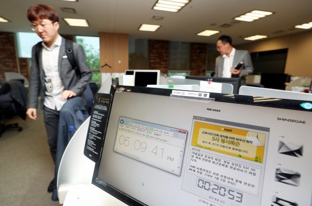주 52시간 근무제가 시행된 첫 날인 2일 오후 서울의 한 기업에서 직원들이 퇴근을 준비하고 있다. 이 기업은 5시부터 30분간 ‘퇴근 카운트다운’에 들어가고 5시 30분에 모든 컴퓨터가 꺼진다. 최혁중 기자 sajinman@donga.com